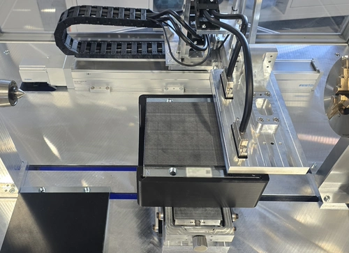 Flaches Sensor-Array über einer Magnetbahn eines Linearmotors auf dem Prüfstand.