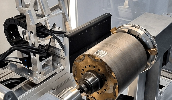Rotor serré dans un banc d’essai à réseau de capteurs Koob pendant une prestation de mesure.