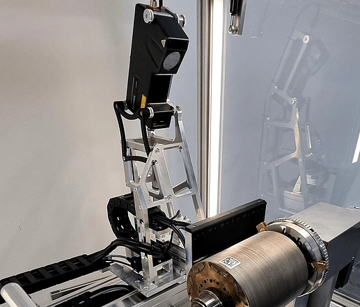 Optischer 3D-Scanner über einem Rotor auf dem Prüfstand.