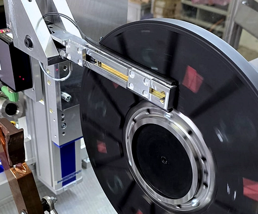 Einzelner Magnetfeldsensor, über einem großen Rotor positioniert.